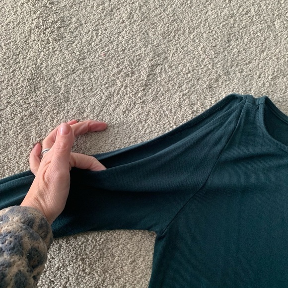 Amour Vert XS cold shoulder teal long sleeve shirt - Picture 3 of 4
